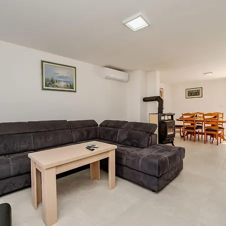 Ivanovi Dvori - Seven Bedroom With Private Pool
