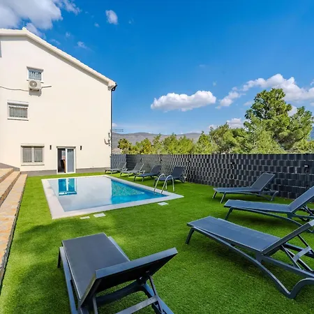 Ivanovi Dvori - Seven Bedroom With Private Pool 벤코바츠