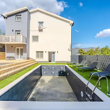 Ivanovi Dvori - Seven Bedroom With Private Pool *