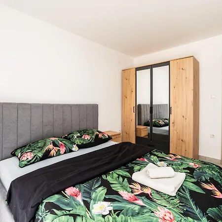Ivanovi Dvori - Seven Bedroom With Private Pool
