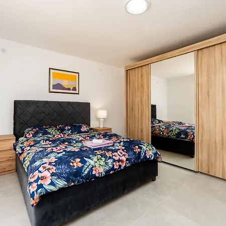 Ivanovi Dvori - Seven Bedroom With Private Pool * 벤코바츠