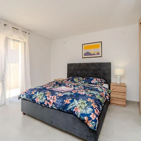 Ivanovi Dvori - Seven Bedroom With Private Pool 벤코바츠